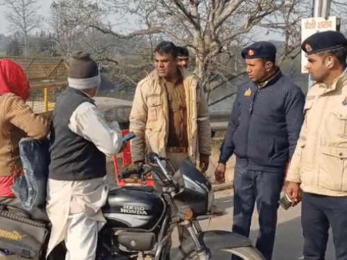 Kapsad Addresses Tracked Via Vehicle Registration; Police Pickets Deployed | कपसाड़ में बाहरी व्यक्ति की नो एंट्री, 24 घंटे निगरानी: वाहनों के रजिस्ट्रेशन नंबर से भी निकाले जा ...