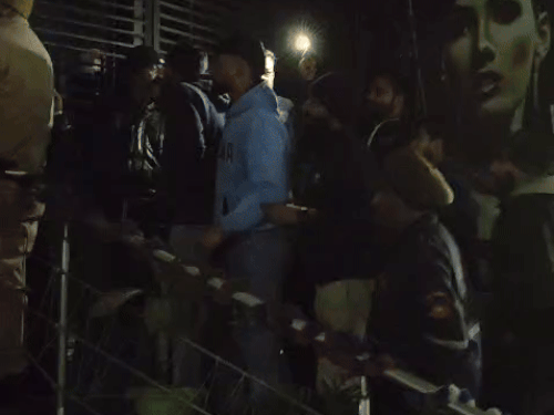 जालंधर में आग बुझाते लोग।