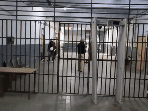 धमकी मिलने के बाद कोर्ट परिसर में लोगों की आवाजाही बंद कर दी गई है।