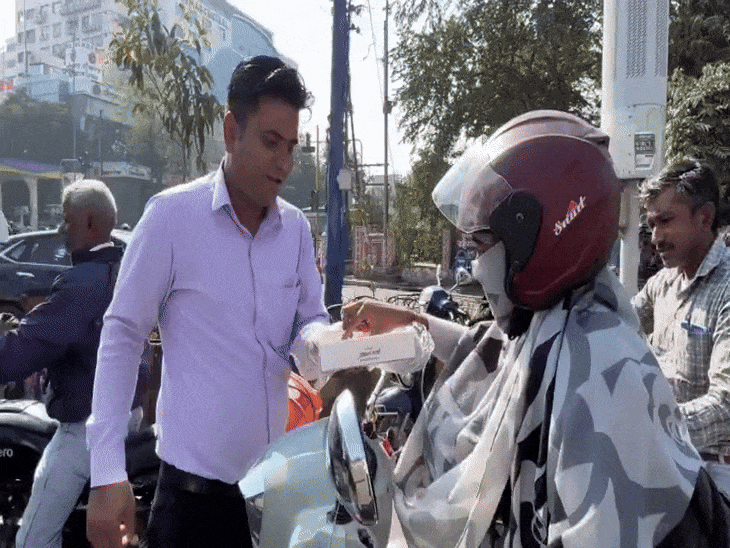 तिल के लड्‌डू खिलाकर चाइनीज मांझे से बचाव के लिए किया जागरूक।