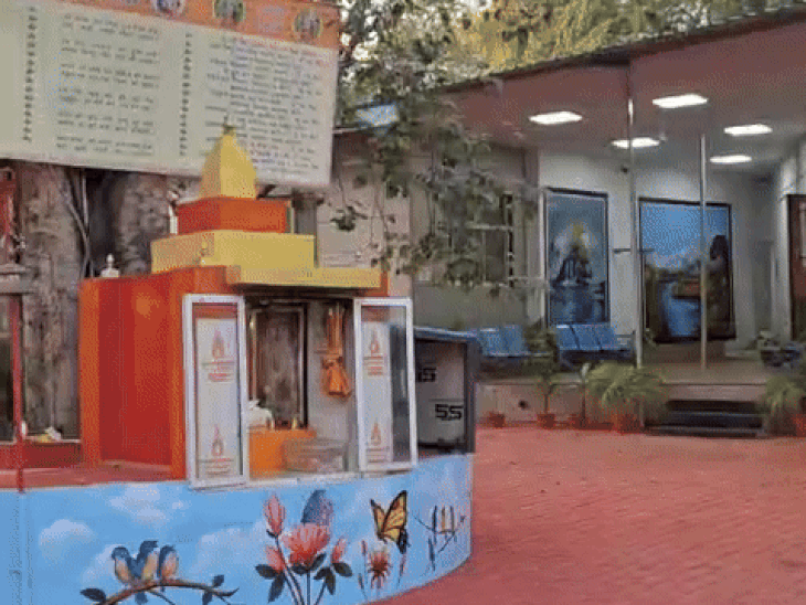 बंगले में पीपल के पेड के नीचे गणेश जी का मंदिर भी बना हुआ है।