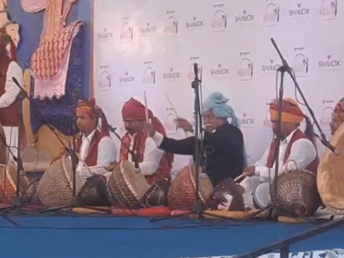 फेस्टिवल के उद्घाटन में पुष्कर (अजमेर) के नाथूलाल सोलंकी ने शिष्यों के साथ नगाड़ा बजाया।