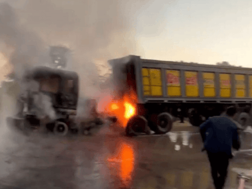 पाली डंपर आग हादसा: हाईवे किनारे खड़े डंपर में लगी भीषण आग, केबिन में सो रहे ड्राइवर की लोगों ने बचाई जान 2 पाली के निकट जैतारण थाना क्षेत्र में हाईवे पर आग लगने से जलता डंपर। - Dainik Bhaskar