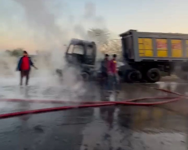 जैतारण थाना क्षेत्र में हाईवे पर डंपर में आग लगने पर बुझाते हुए दमकलकर्मी।