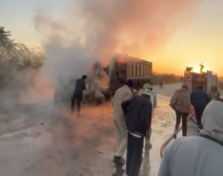 जैतारण थाना क्षेत्र में हाईवे पर डंपर में आग लगने की जानकारी मिलने पर मौके पर जुटे ग्रामीण।