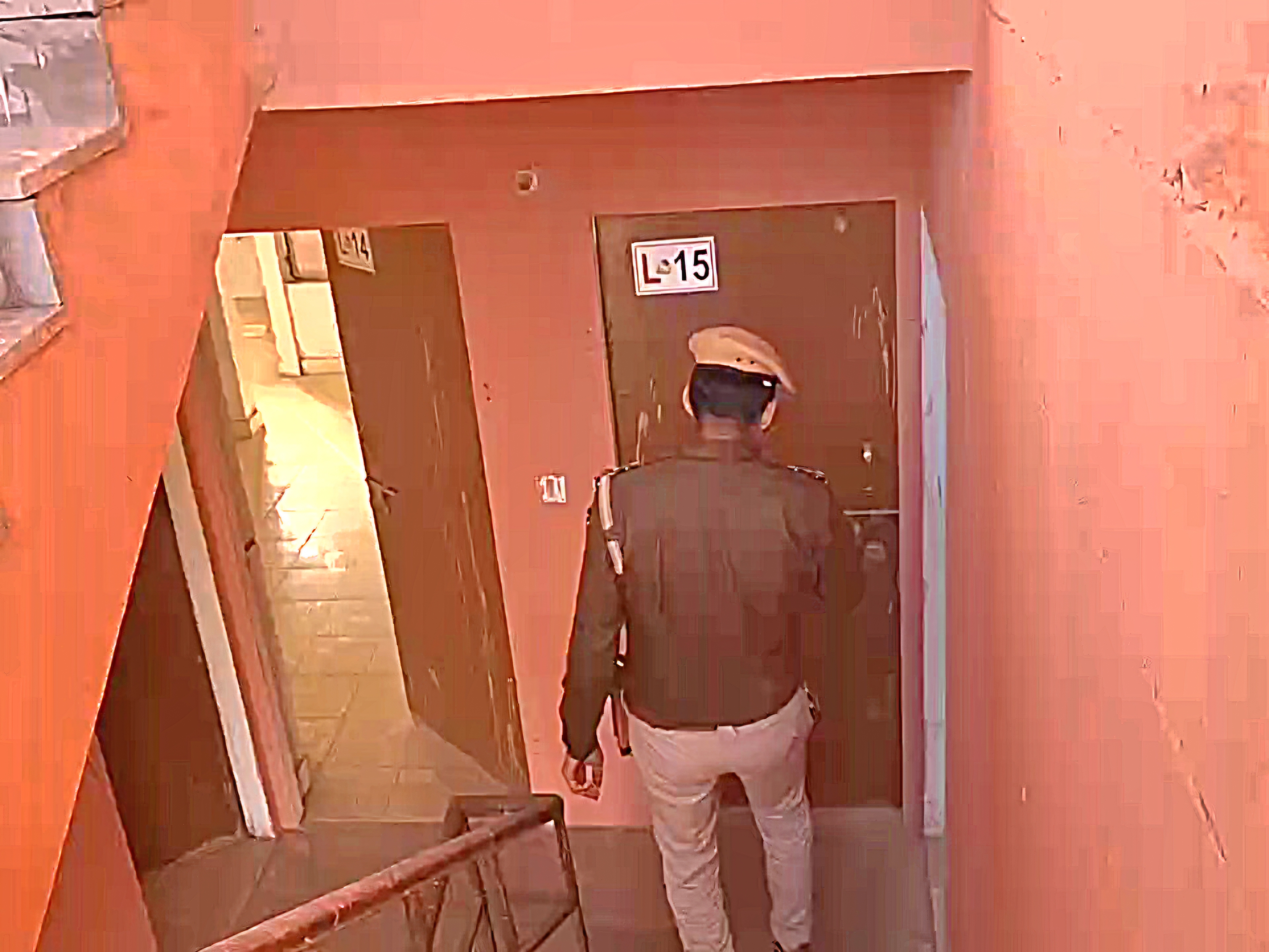 खाली फ्लैट चेक करते पुलिसकर्मी।
