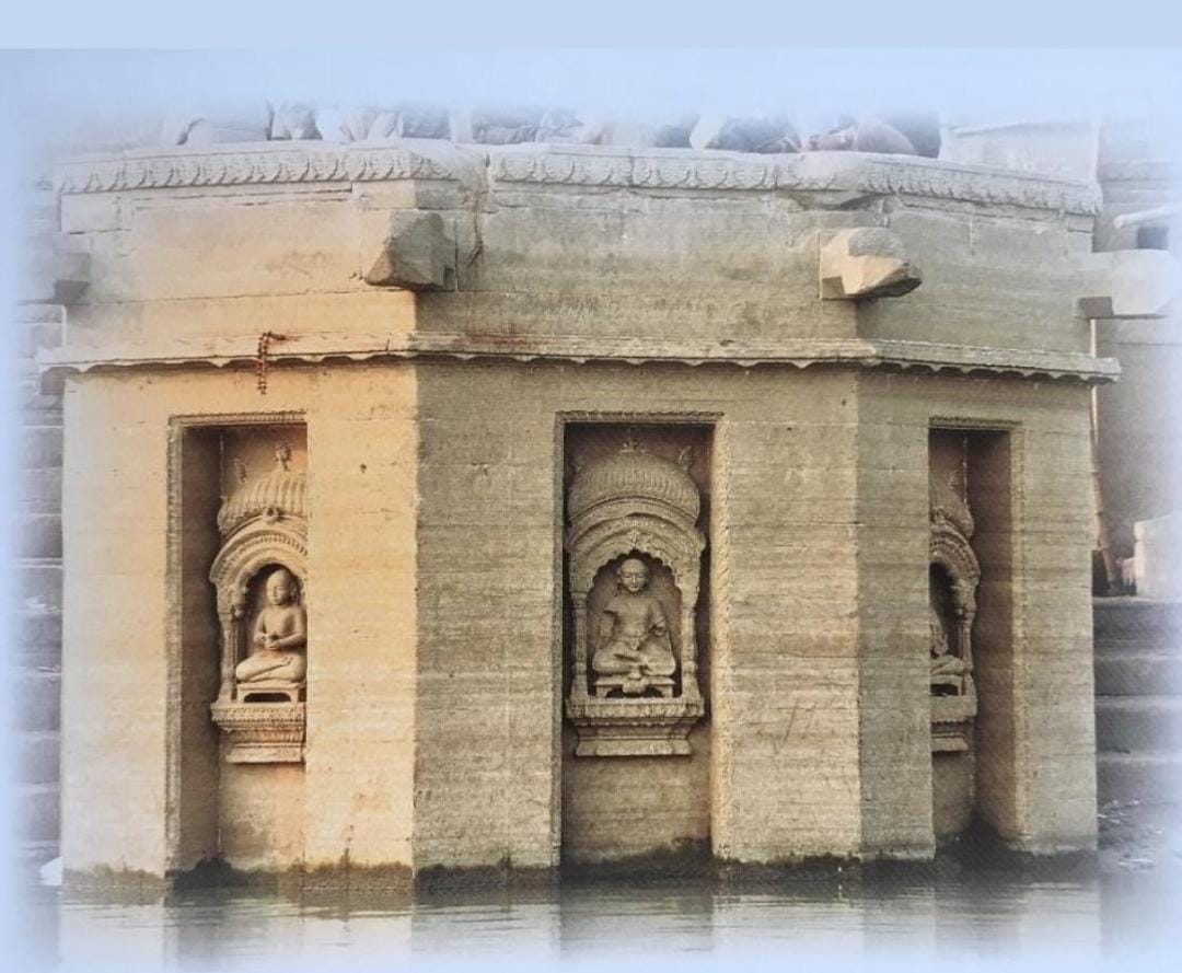 घाट पर यह वह मणि जिसे तोड़ा गया है। इसमें लगी मूर्तियां खंडित हुई हैं।