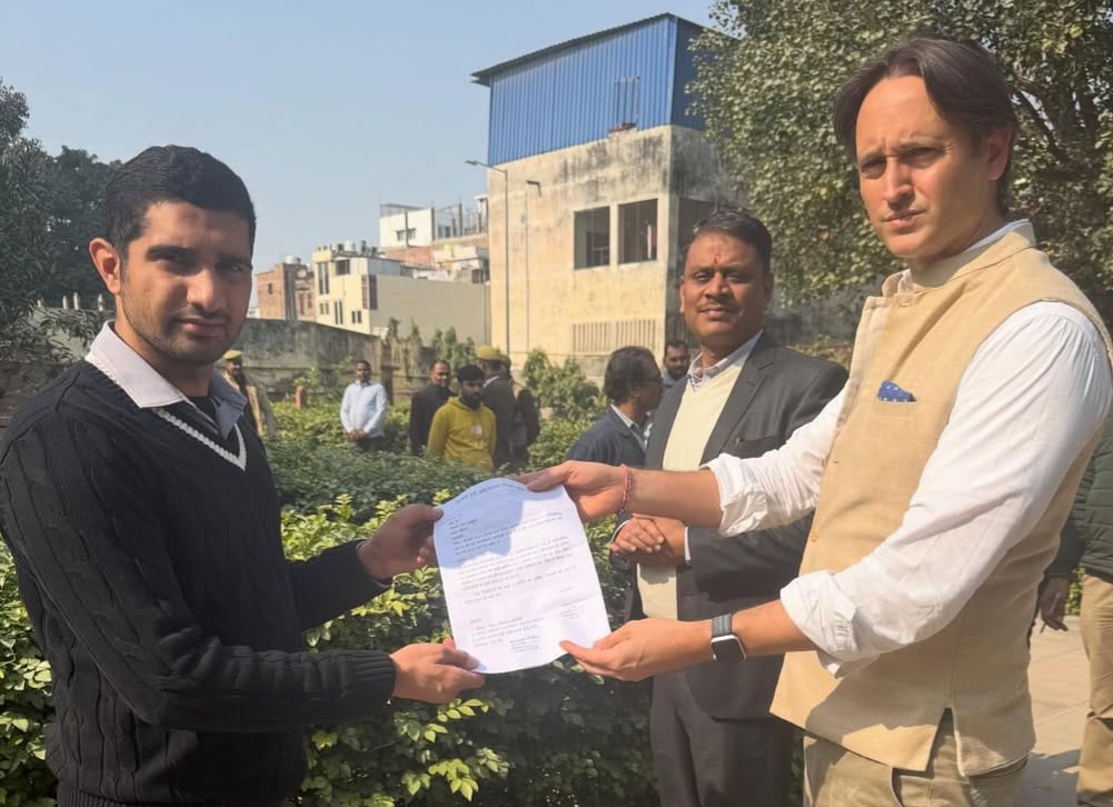 महारानी अहिल्याबाई ट्रस्ट के अध्यक्ष यशवंत होल्कर ने नगर आयुक्त से मिलकर मूर्तियों को उसी जगह पर स्थापना की मांग की है।