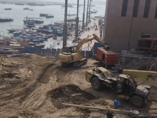 यह विश्वनाथ मंदिर के तरफ का हिस्सा जहां पिलर का काम चल रहा है।