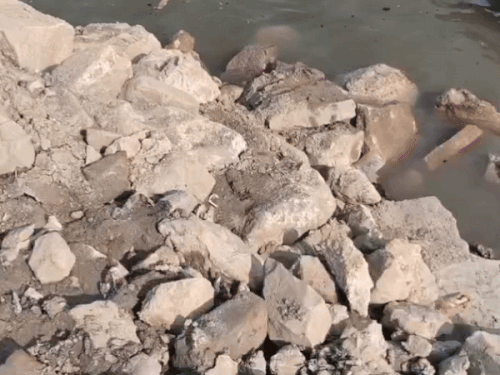 यह वह भाग जहां मणि टूटी थी, अब मलबे को हटाया जा रहा है।