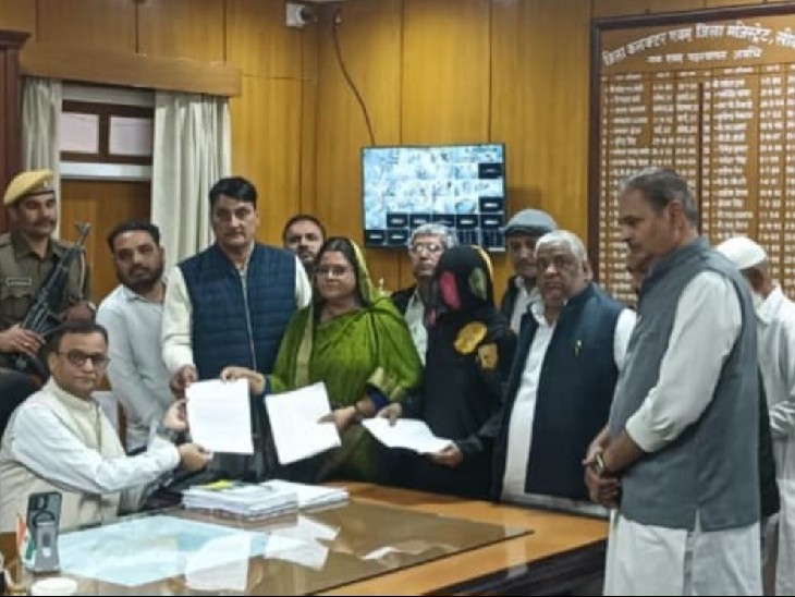 सीकर में S.I.R. अभियान के दौरान वोटर लिस्ट में हुई गड़बड़ियों को लेकर जिला निर्वाचन अधिकारी को ज्ञापन देते हुए।