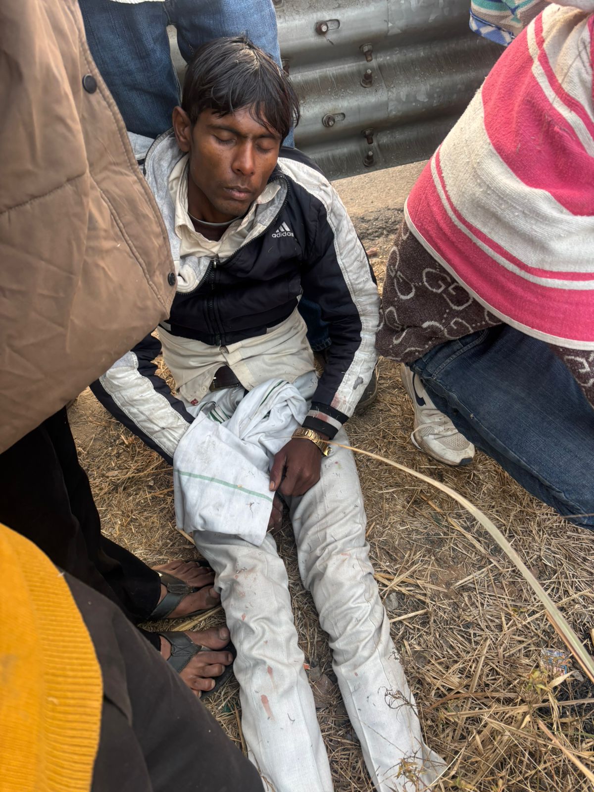 हादसे के बाद बैठा घायल युवक।
