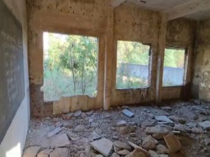 स्कूल की खिड़कियां, पत्थर और टाइल्स भी उखड़वा दी गई थी।