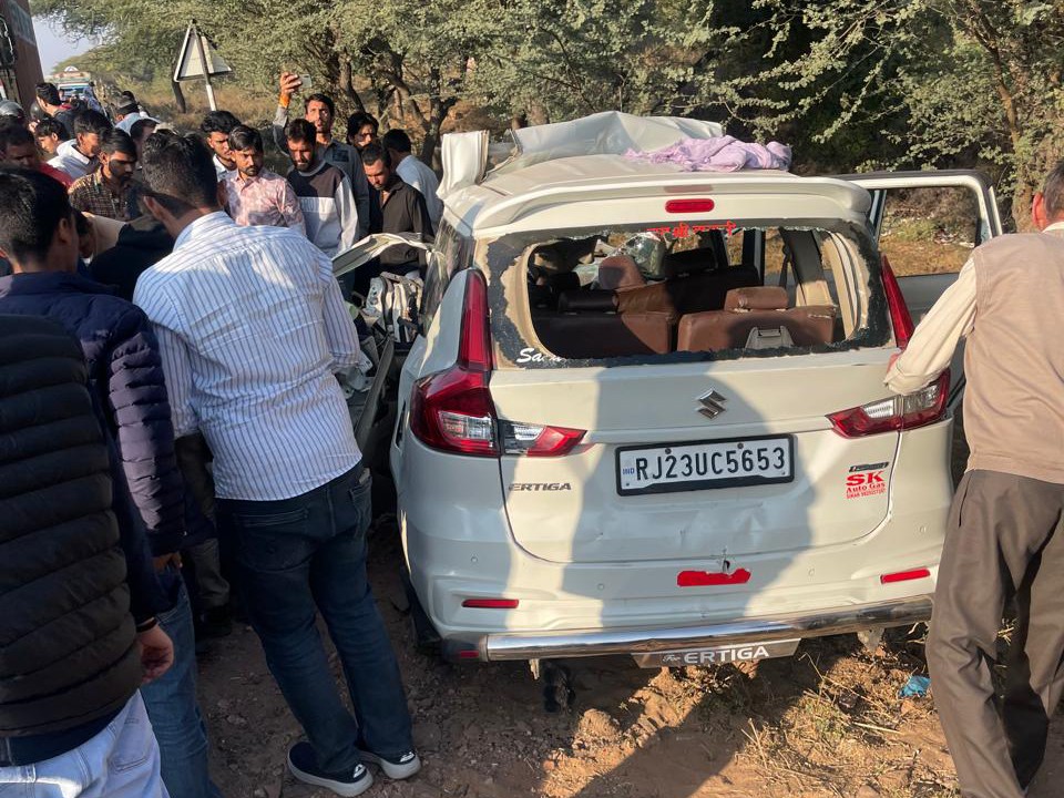 ट्रक से टक्कर की तेज आवाज सुन आस-पास के लोग मौके पर पहुंचे। गाड़ी में फंसे लोगों को बाहर निकाला।