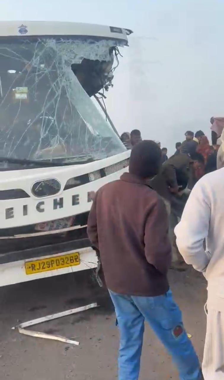 नूहं में दिल्ली-मुंबई एक्सप्रेसवे पर हादसे में क्षतिग्रस्त बस।
