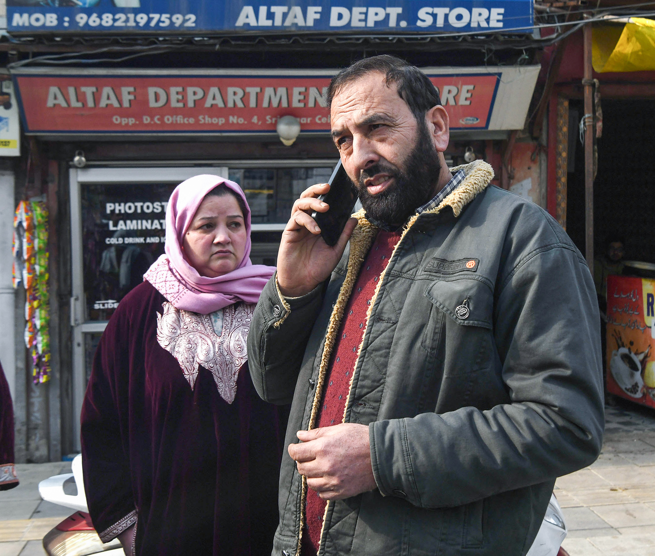 यह तस्वीर कश्मीर की है, जिनके बच्चे ईरान में फंसे हुए हैं। उनके पेरेंट्स चिंता कर रहे हैं।