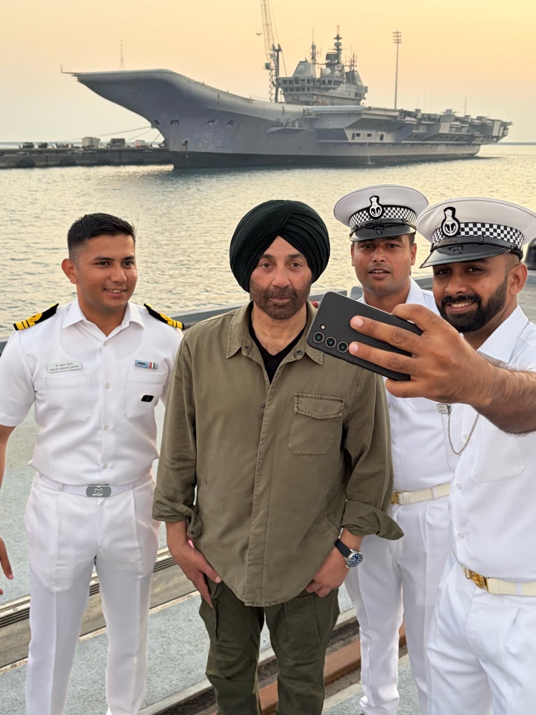 સની દેઓલે નૌસેનાના અધિકારીઓ સાથેનો ફોટો શેર કર્યો.