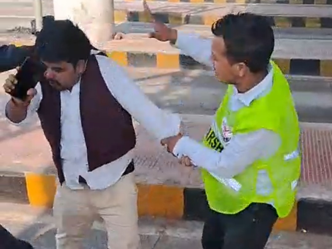 अधिवक्ता की पिटाई का वीडियो सामने आया है।