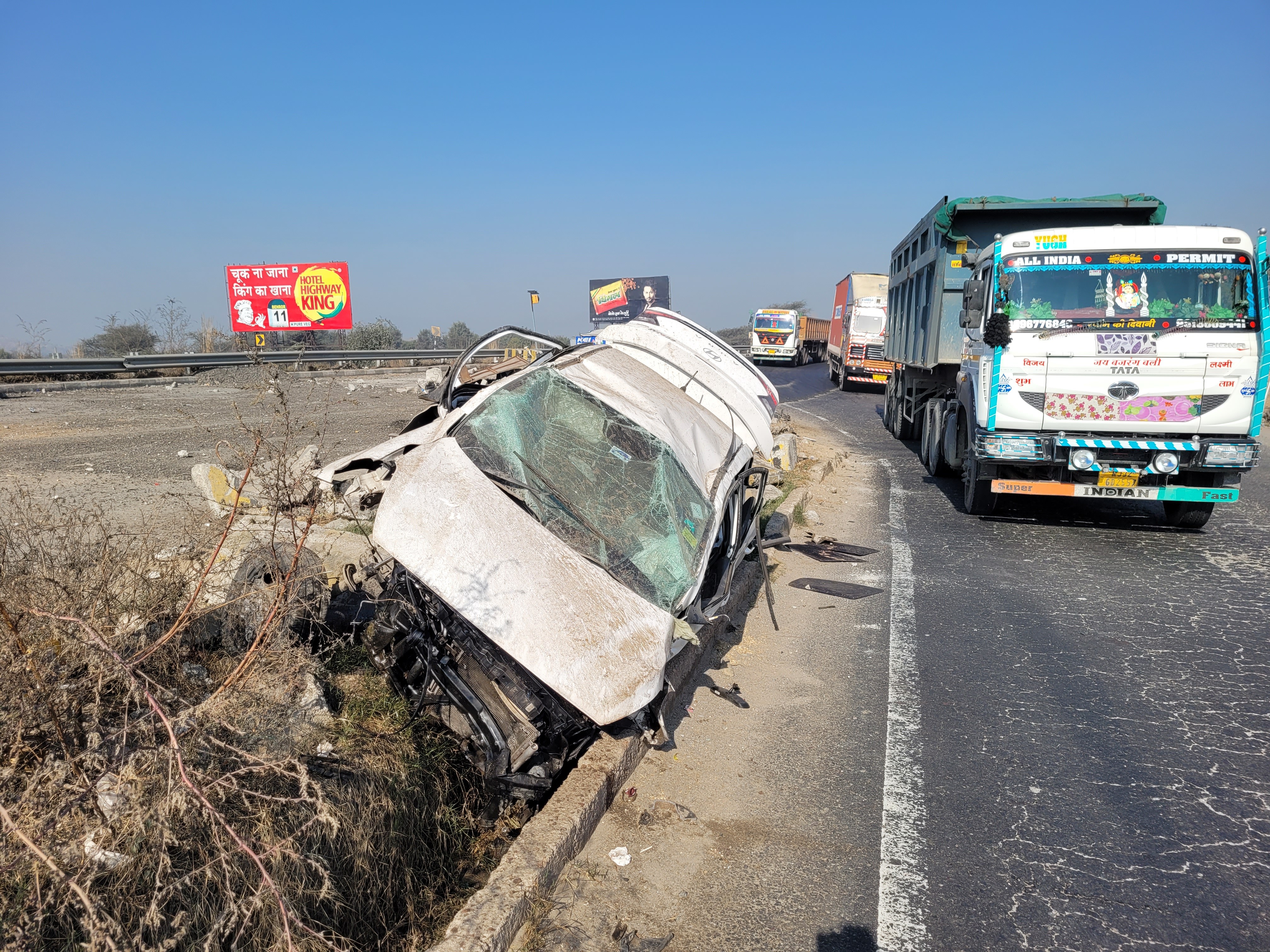 Sotanaala Flyover Taxi Accident | Four Seriously Injured, Jaipur SMS  Hospital