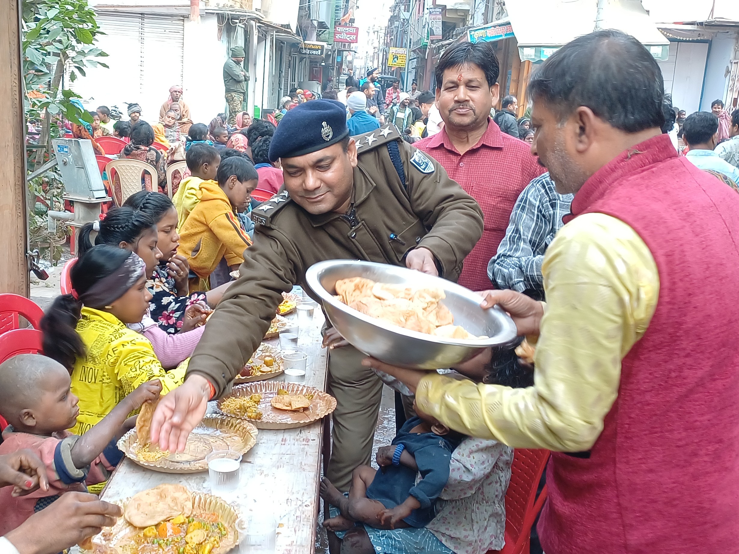 ट्रैफिक डीएसपी प्रभात रंजन ने बांटा भोज।