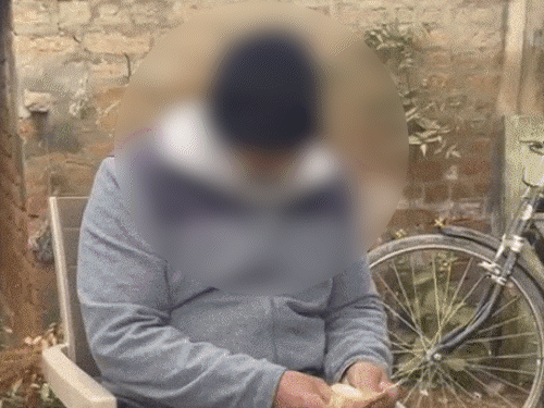 गोबर खाने के बाद रुपए गिनता दिव्यांग।