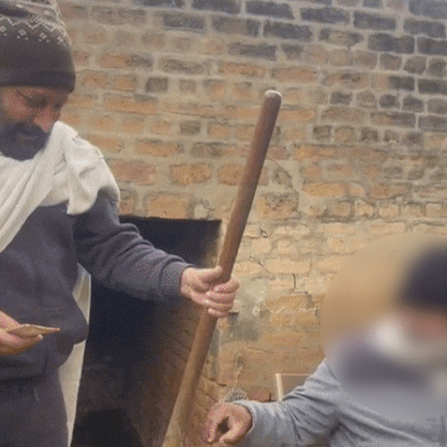 फावड़े में रखे गोबर को उठाकर खाता दिव्यांग।