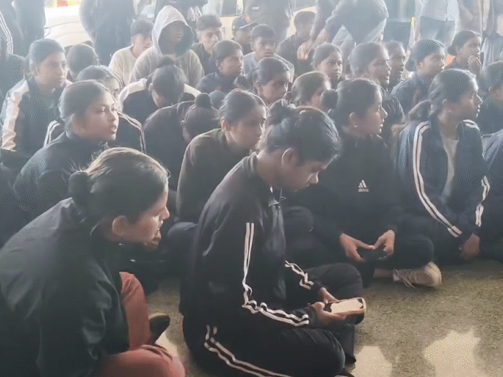 असम के छात्र के चेहरे पर मारे लात-घूंसे, नाक टूटी:  एमपी की आदिवासी यूनिवर्सिटी के छात्रावास में घुसकर पीटा; पीड़ित बोला- हत्या का डर – Anuppur News