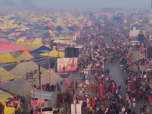 यह ड्रोन तस्वीर है, संगम में चारों तरफ भीड़ ही भीड़ दिख रही है।