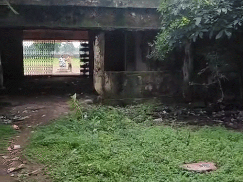 एक साल पहले मरम्मत के बहाने स्कूल प्रबंधन ने भवन को खाली करा दिया। कक्षाएं पास की दूसरी बिल्डिंग में शिफ्ट कर दी गई।