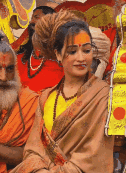 4 फरवरी 2025 को निरंजनी अखाड़े की पेशवाई में रथ पर सवार हर्षा रिछारिया।