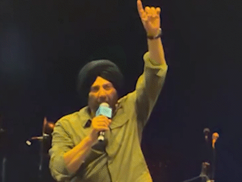 बॉर्डर 2 टीम ने नौसेना को ट्रिब्यूट दिया:  करवार नेवल बेस पर हुआ खास कार्यक्रम; सनी देओल, वरुण धवन जैसे सितारों मौजूद रहे