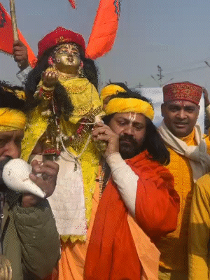 श्रीकृष्ण जन्मभूमि विवाद के मुख्य वादी आशुतोष ब्रह्मचारी कन्हैया जी को लेकर प्रयागराज पहुंचे और संगम में डुबकी लगाई।