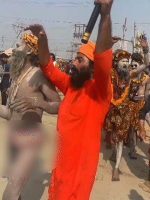 तलवार-त्रिशूल और डमरू लहराते हुए नागा संन्यासी जूना अखाड़े पहुंचे।