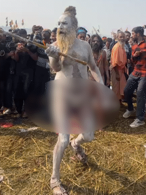 नाना संन्यासी ने स्नान से पहले करतब दिखाए।