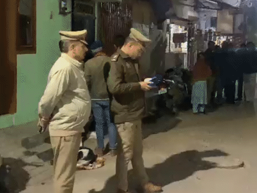 घटना को लेकर पुलिस ने आस-पड़ोस के लोगों से पूछताछ की।