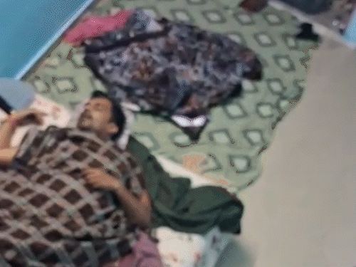 बेड पर युवक का शव इस हालत में पड़ा था।