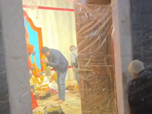 अनुज चौधरी भी गोरखनाथ मंदिर में पूजा करने पहुंचे।