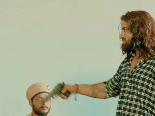 आशु ट्विंकल के गाने कोर्ट में गोली में अदालत के अंदर गोलियां चलती दिखाई गई हैं। गुंडागर्दी में एक गोली जज पर भी चलाई गई, जिससे जज को भी टेबल के पीछे छिपना पड़ा। - Dainik Bhaskar