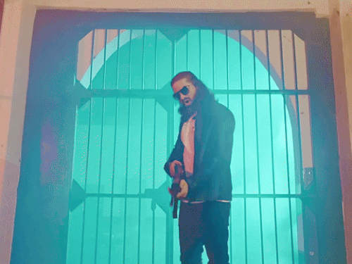 आशु ट्विंकल के गाने कोर्ट में गोली के वीडियो में थाने के अंदर गोलियां चलती दिखाई गई हैं। - सोशल मीडिया