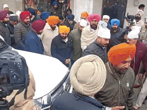 CM भगवंत मान अपनी सरकारी गाड़ी से नंगे पैर नीचे उतरे।