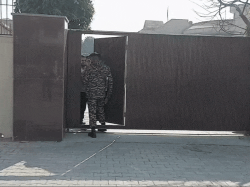 फरीदाबाद में कांग्रेस नेता महेंद्र प्रताप सिंह के आवास का तलाशी के दौरान गेट बंद करते जवान। - Dainik Bhaskar