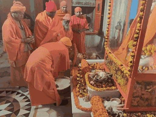 सीएम योगी ने गुरु गोरक्षनाथ को दंडवत प्रणाम (नाथ संप्रदाय के अनुसार 'आदेश') किया। - Dainik Bhaskar