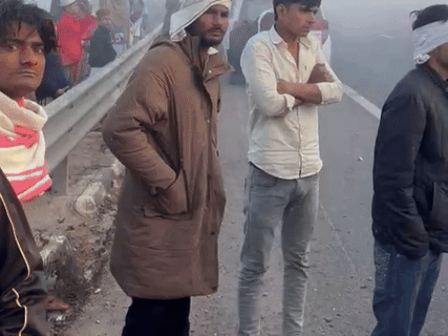 मौके पर मौजूद ग्रामीण व पहुंची एम्बुलेंस।