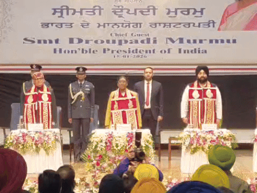 जीएनडीयू की 50 वीं कनवोकेशन के मौके पर मंच पर उपस्थित राष्ट्रपति द्रोपदी मुर्मू, राज्यपाल गुलाबचंद कटारिया और शिक्षा मंत्री हरजोत बैंस।