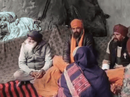 बेटे की मौत की सूचना से दुखी परिजन