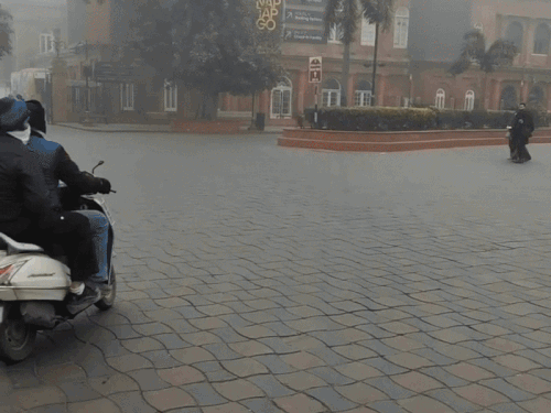 हेरिटेज स्ट्रीट में प्री वेडिंग करते जोड़ों को हटाती पुलिस