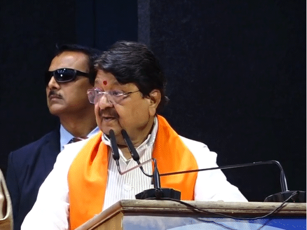 एक कार्यक्रम में मंत्री विजयवर्गीय ने सांसद लालवानी को अपनी कुर्सी दी।