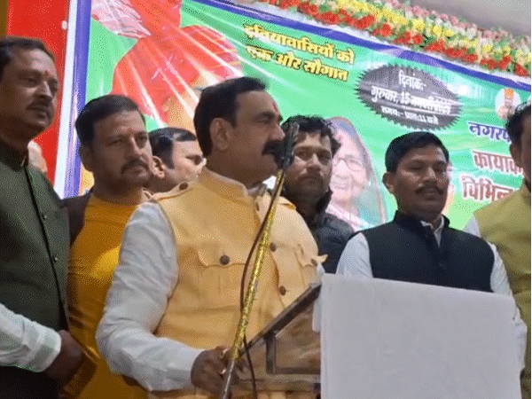 नरोत्तम मिश्रा ने अपने ही जिले दतिया के एसपी-कलेक्टर को नाकारा कह दिया।