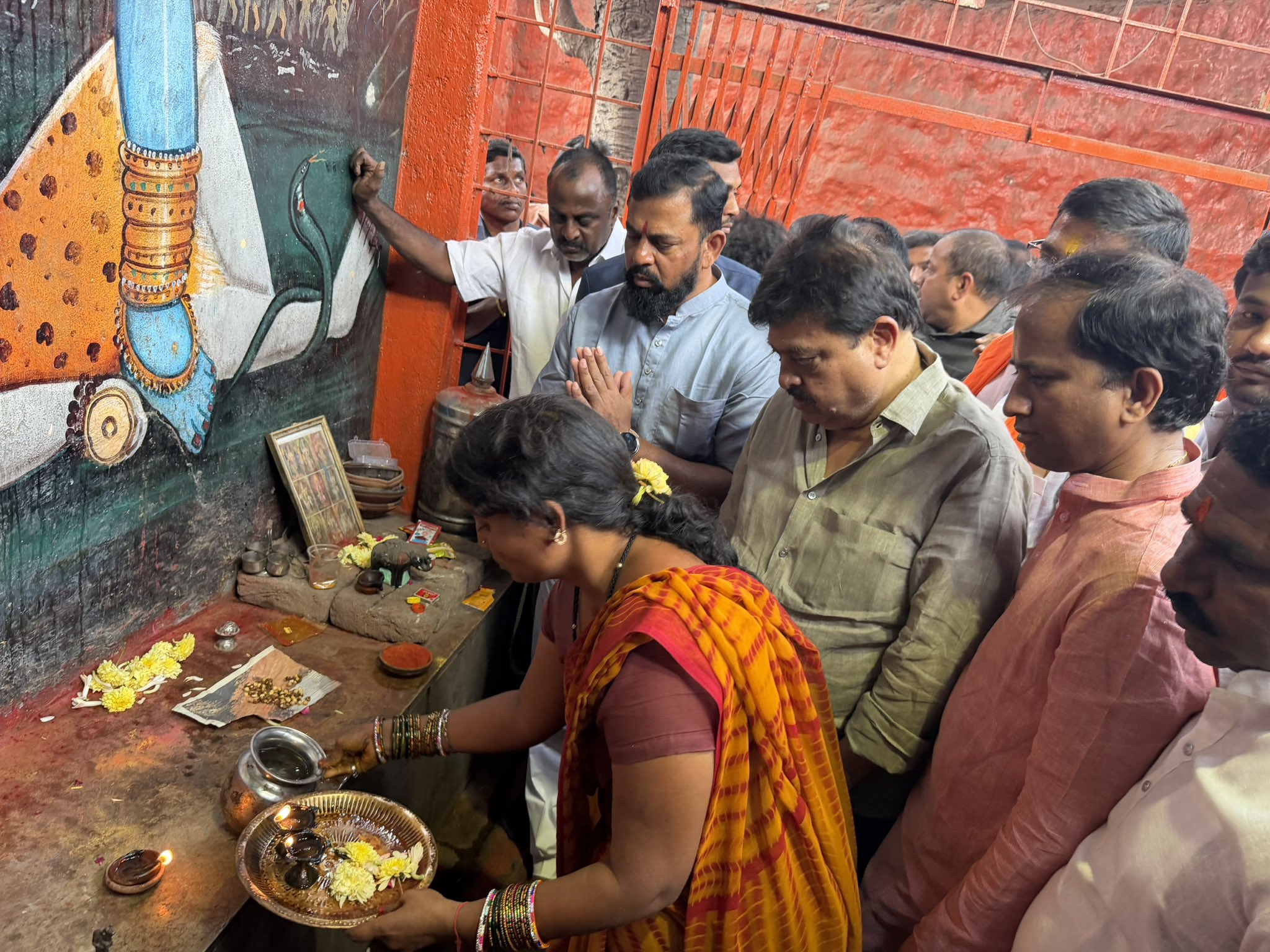 तेलंगाना भाजपा अध्यक्ष एन. रामचंदर राव ने स्थानीय लोगों के साथ पूजा किया।