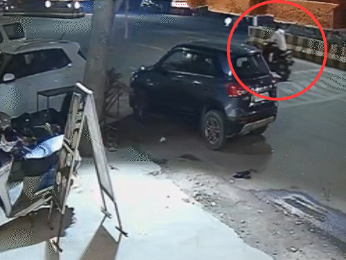 अजमेर में तेज रफ्तार कार ने पीछे से बाइक सवार युवक को जोरदार टक्कर मार दी।